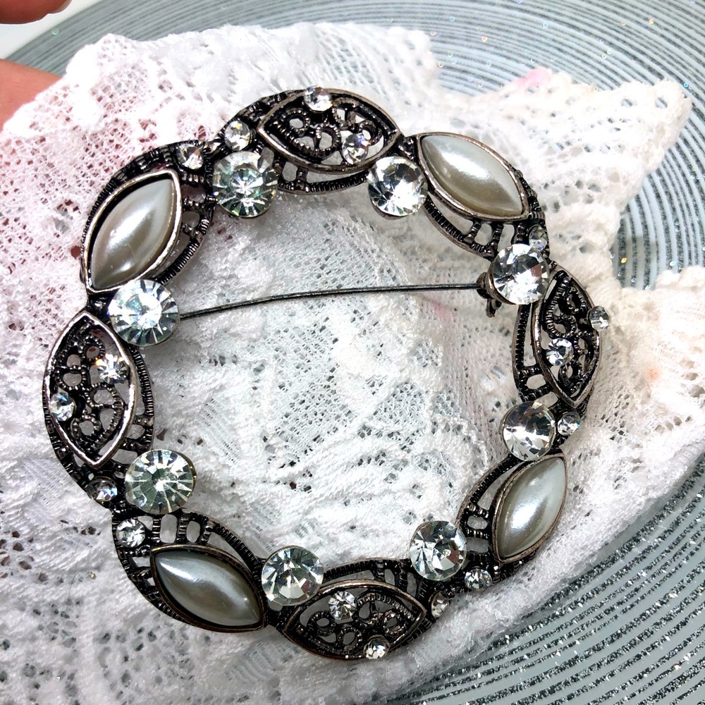 Pretty Vintage Brooch 💛